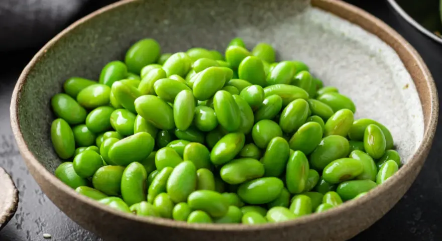 Miseczka pełna zielonej fasolki edamame, idealna do prostego przepisu.