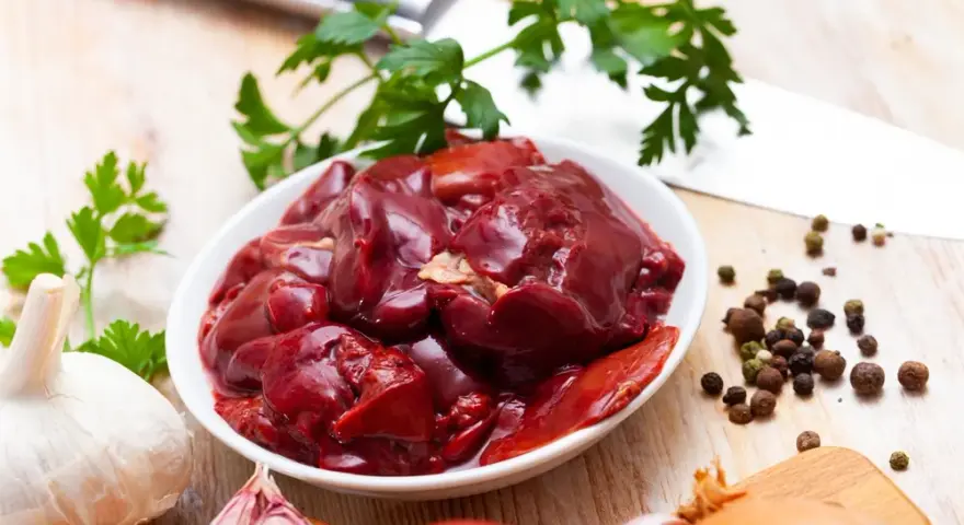 Kiedy solić wątróbkę drobiową, aby uniknąć suchego mięsa?