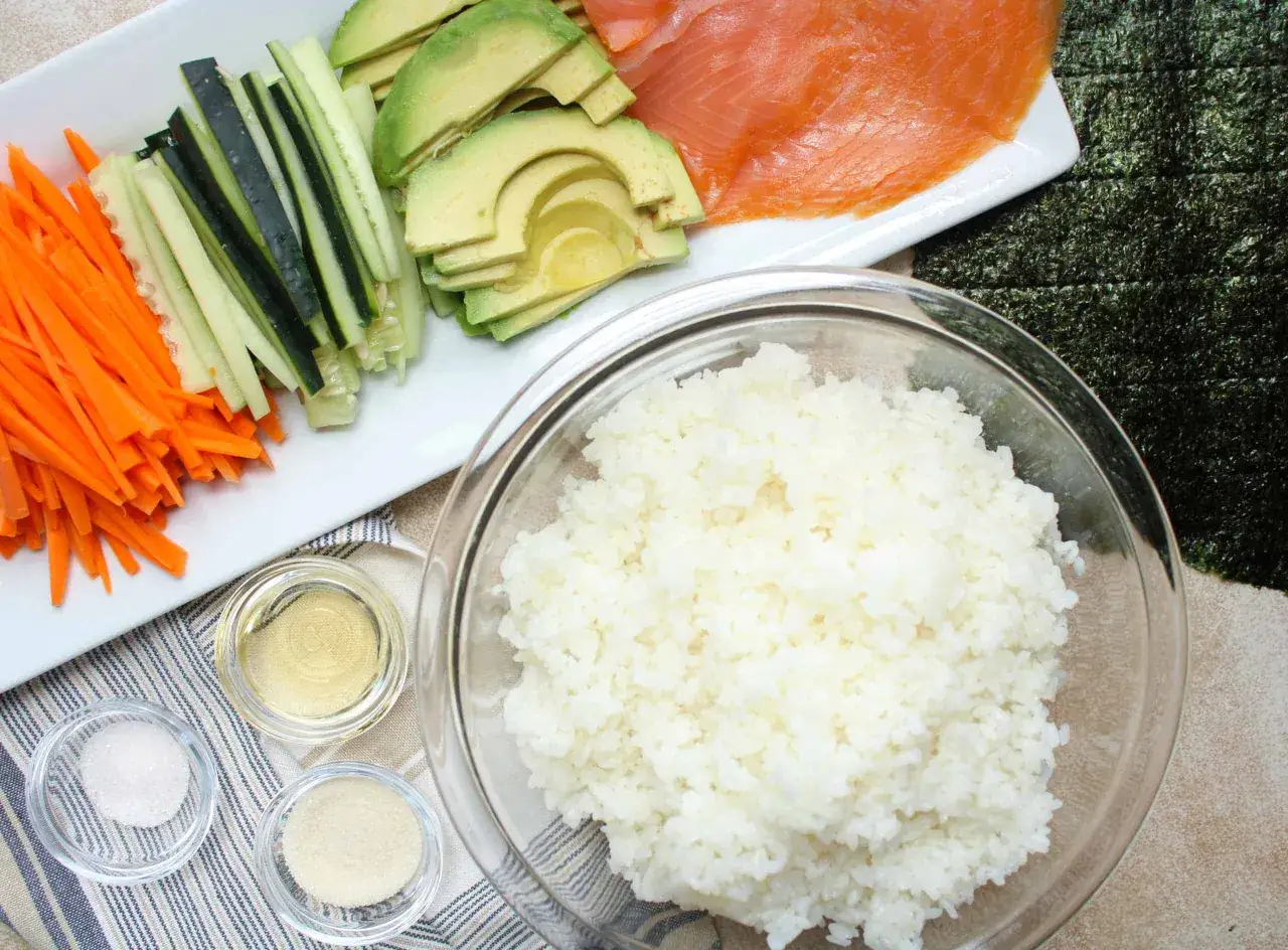 Składniki do sushi: ryż, łosoś, awokado, ogórek, marchewka, nori, sól, cukier, ocet. Czy sushi jest lekkostrawne? Zależy od dodatków!
