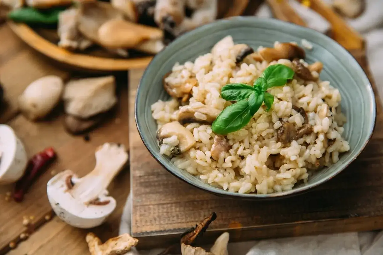 Kremowe risotto z grzybami, idealne do przygotowania, gdy wiesz, jak ugotować ryż do risotto.