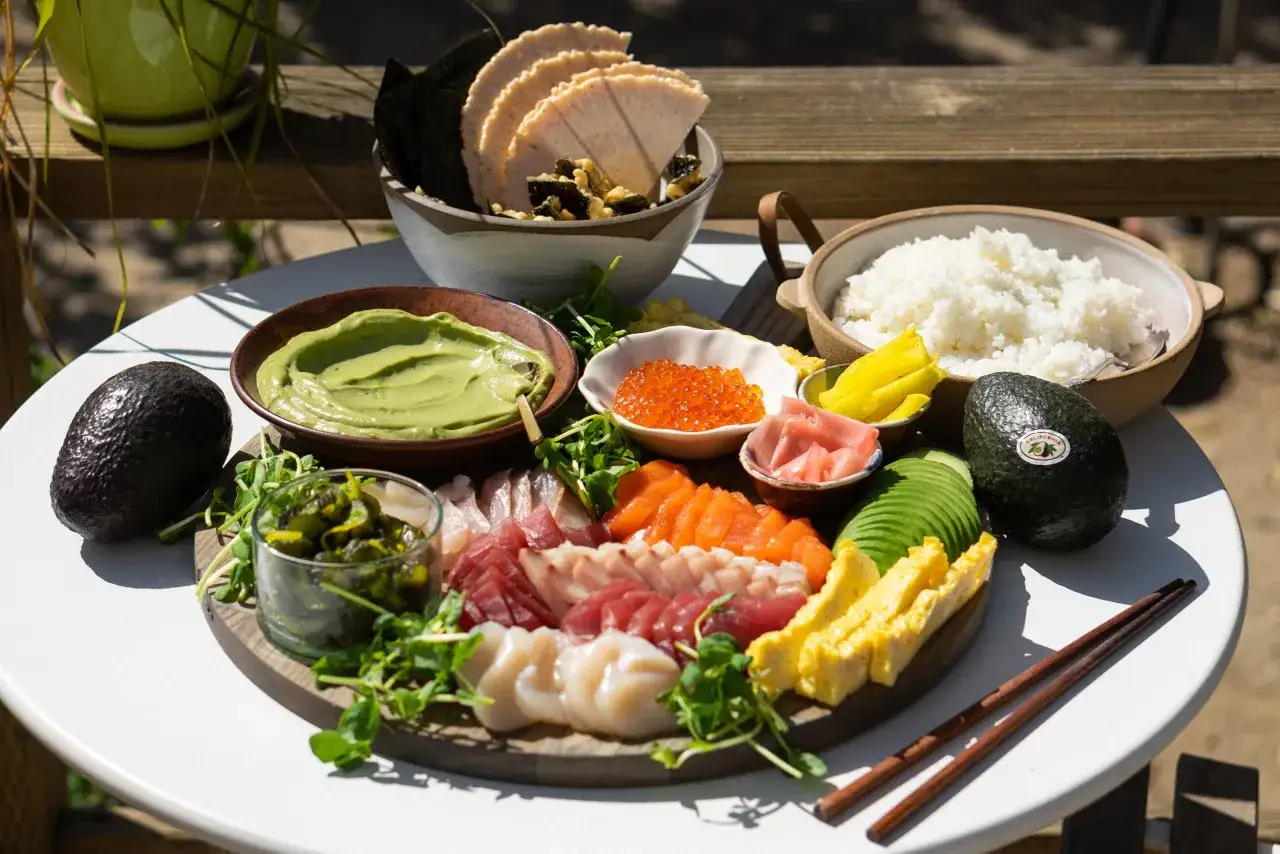 Jak wygląda sushi: kolorowe kawałki ryby, awokado, ryż, ikra łososia i nori tworzą apetyczną kompozycję.