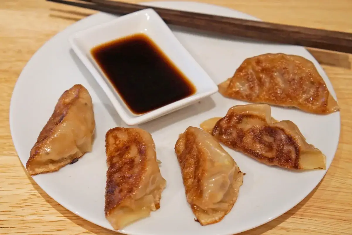 Usmażone pierożki gyoza z sosem sojowym. Idealne do domowego przepisu na gyoza.