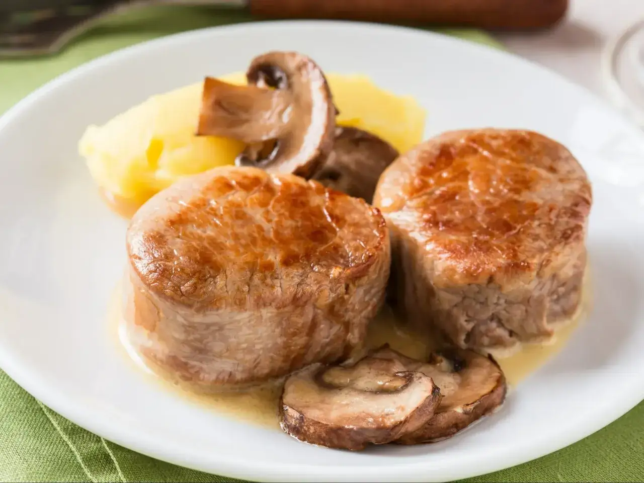 Soczyste polędwiczki wieprzowe z pieczarkami i puree ziemniaczanym. Sekret jak smażyć polędwiczki żeby były miękkie tkwi w odpowiedniej temperaturze i czasie.