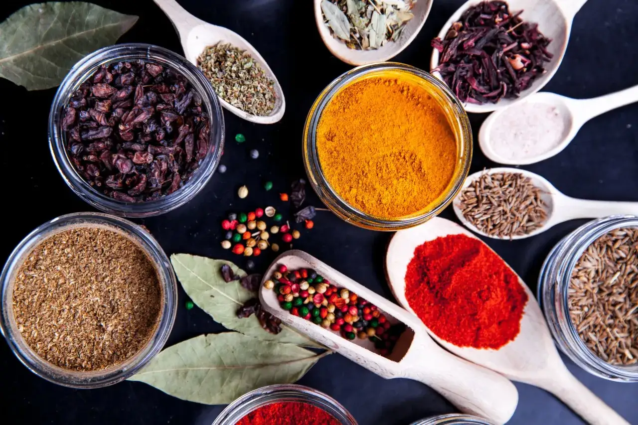 Kolorowe przyprawy, w tym kurkuma, papryka i kmin rzymski, gotowe do przygotowania idealnego garam masala.