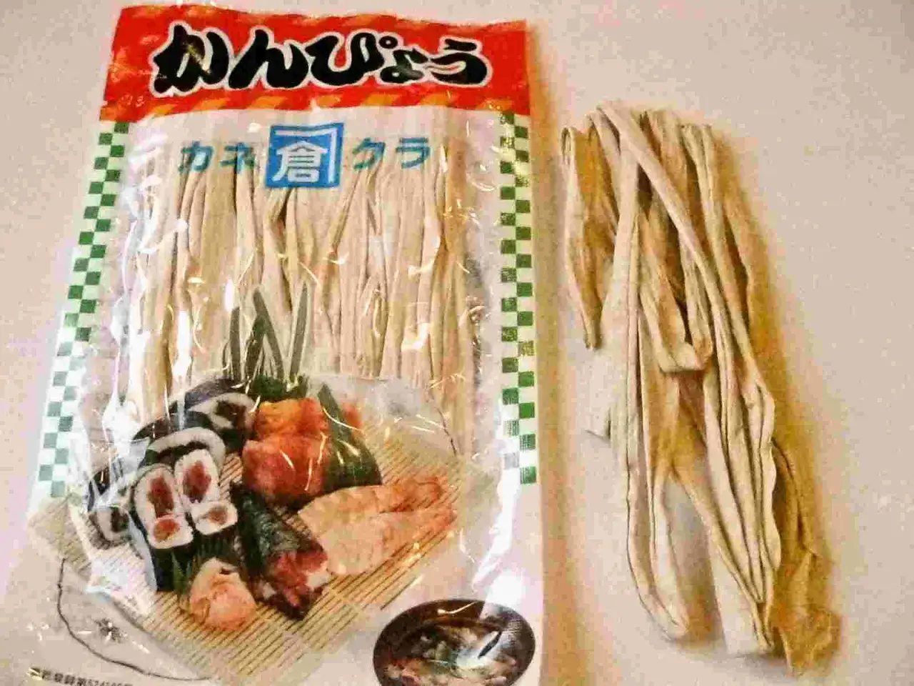 Suszone paski tykwy, idealne do sushi. Opakowanie zawiera też zdjęcie gotowego sushi z tykwą.