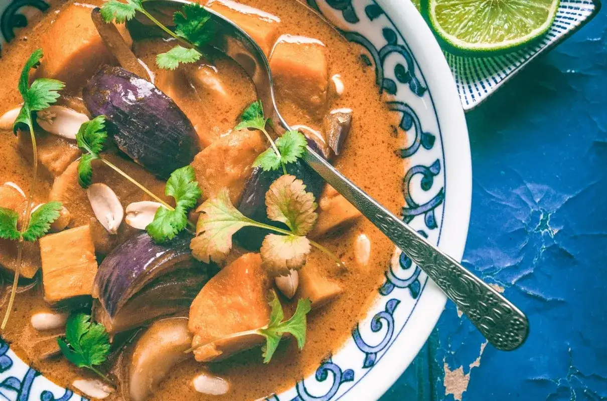 Aksamitny sos kryje kawałki batata i bakłażana. Ten przepis na massaman curry zachwyca smakiem i aromatem.