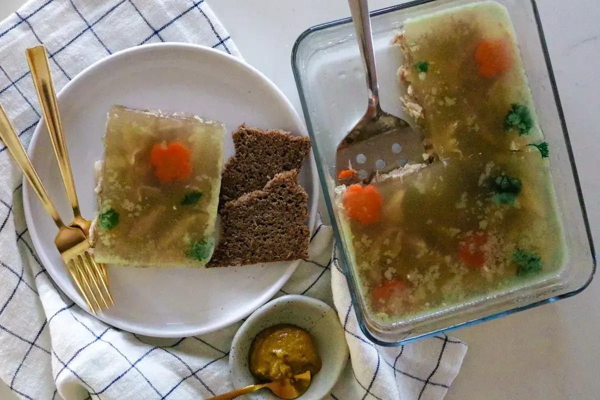 Galaretka wieprzowa z marchewką i pietruszką, podana z chlebem. Zastanawiasz się, ile kalorii ma galaretka wieprzowa?