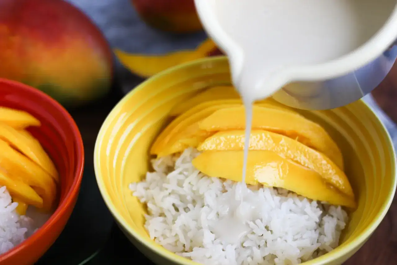 Słodki ryż z mango, polany mleczkiem kokosowym. Idealny przepis na mango sticky rice.