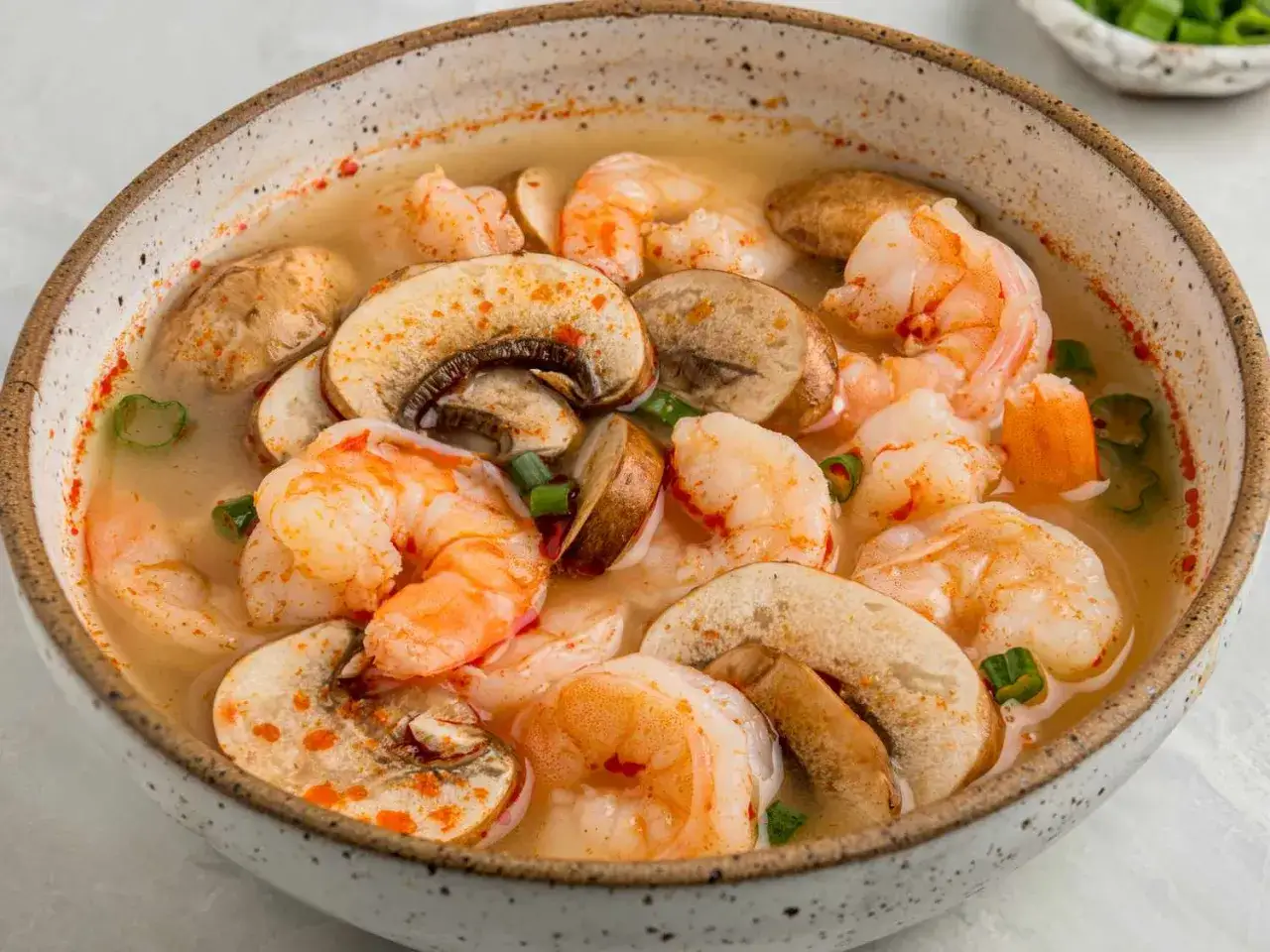 Aromatyczna zupa tom yum z krewetkami i grzybami. Idealny przepis na rozgrzewający posiłek.