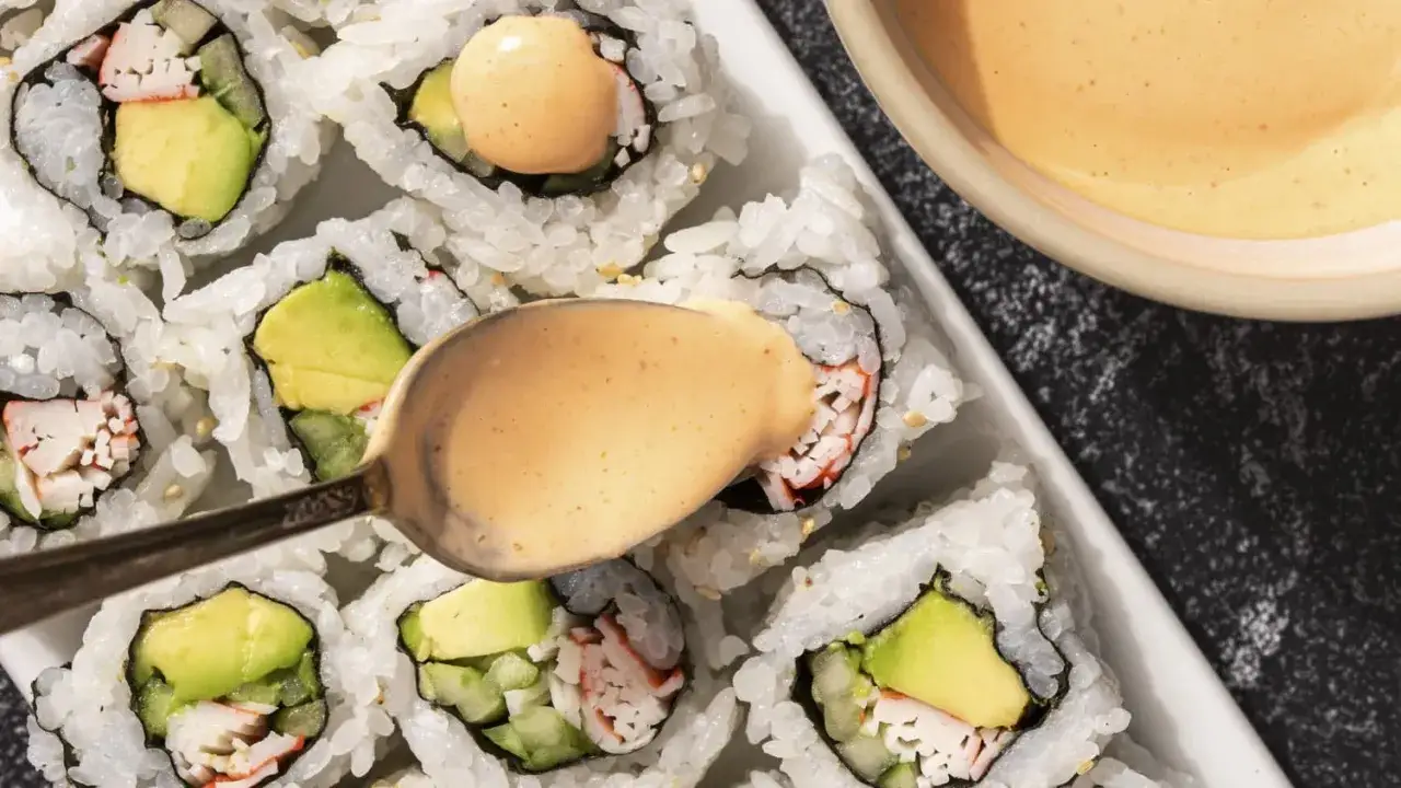 Łyżka polewa sushi kremowym, pomarańczowym sosem majonezowym. Idealny dodatek do sushi z awokado i paluszkami krabowymi.