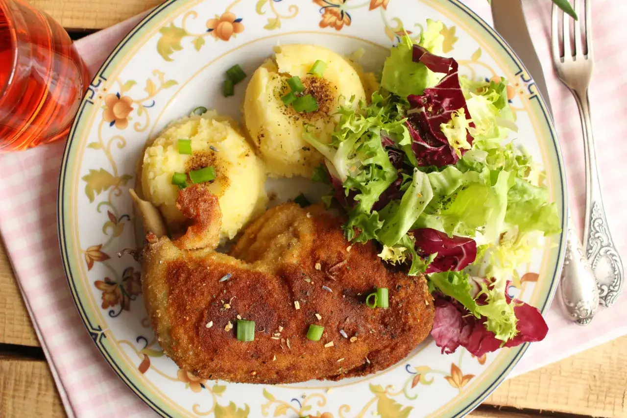 Chrupiące udko z rosołu, podane z puree ziemniaczanym i świeżą sałatką. Świetny sposób, jak wykorzystać ugotowane udka z rosołu!