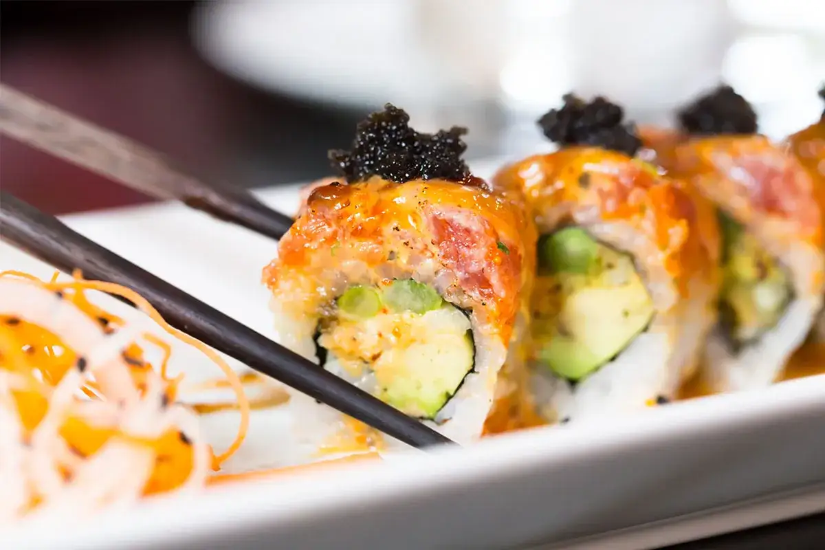 Pyszne sushi w tempurze z awokado i kawior. Zastanawiasz się nad sushi w tempurze kcal?