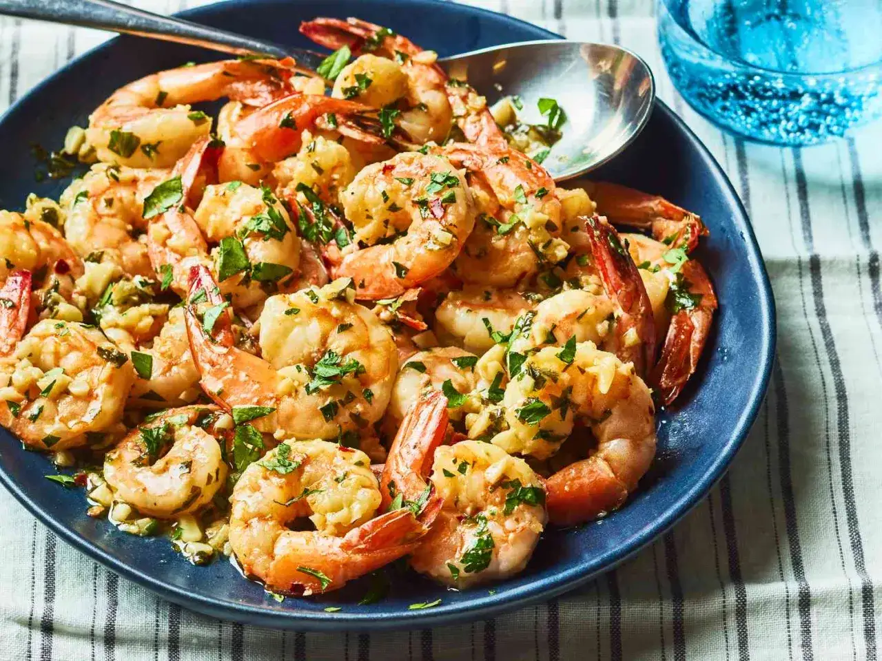 Pyszne krewetki w czosnku i pietruszce. Czy krewetki są zdrowe? Tak, to świetne źródło białka i omega-3!