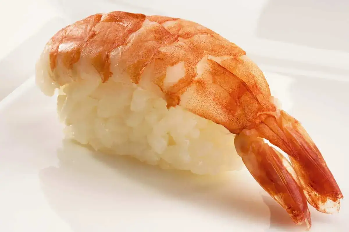 Jak przygotować krewetki do sushi? Oto gotowy nigiri z krewetką, idealny na początek przygody z japońską kuchnią.