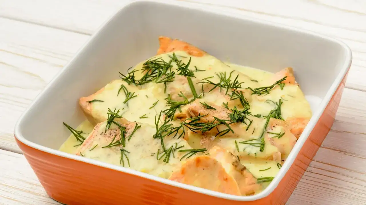 Filet z mintaja w kremowym sosie, posypany świeżym koperkiem. Idealny przepis na obiad.