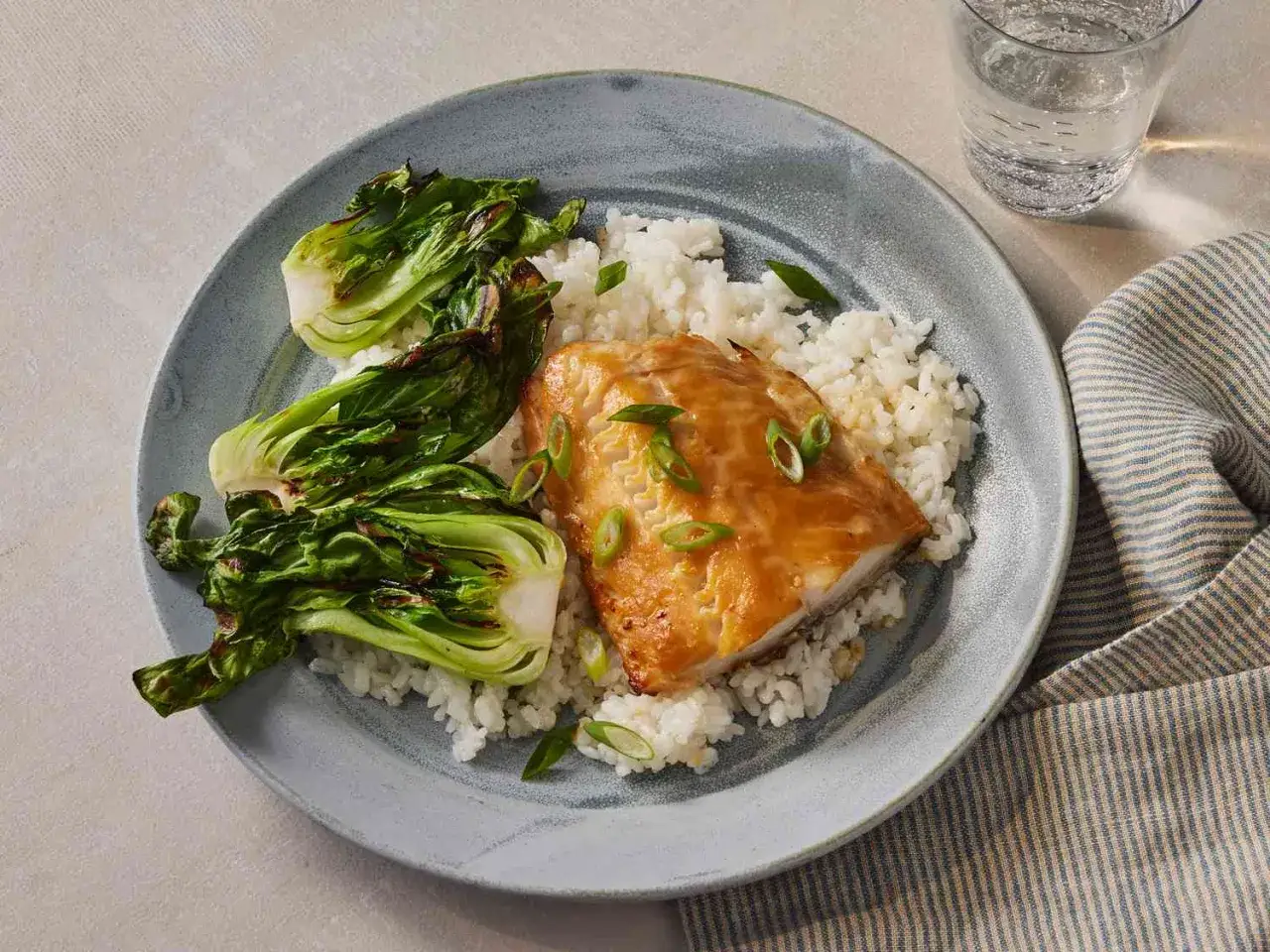 Dorsz na ryżu z pak choi. Czy dorsz jest zdrowy? Tak, to pyszne i zdrowe danie.