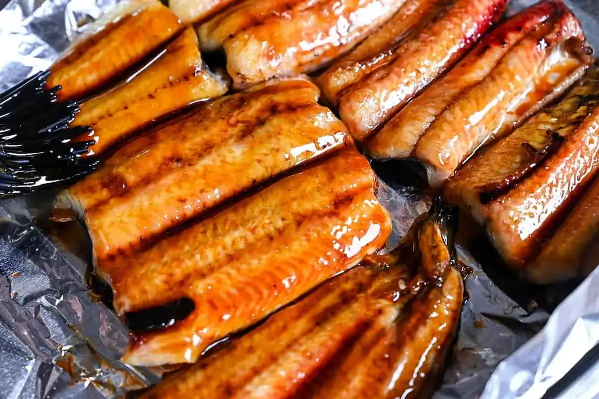 Grillowany węgorz w gęstym, słodkim sosie do sushi, błyszczący i apetyczny.