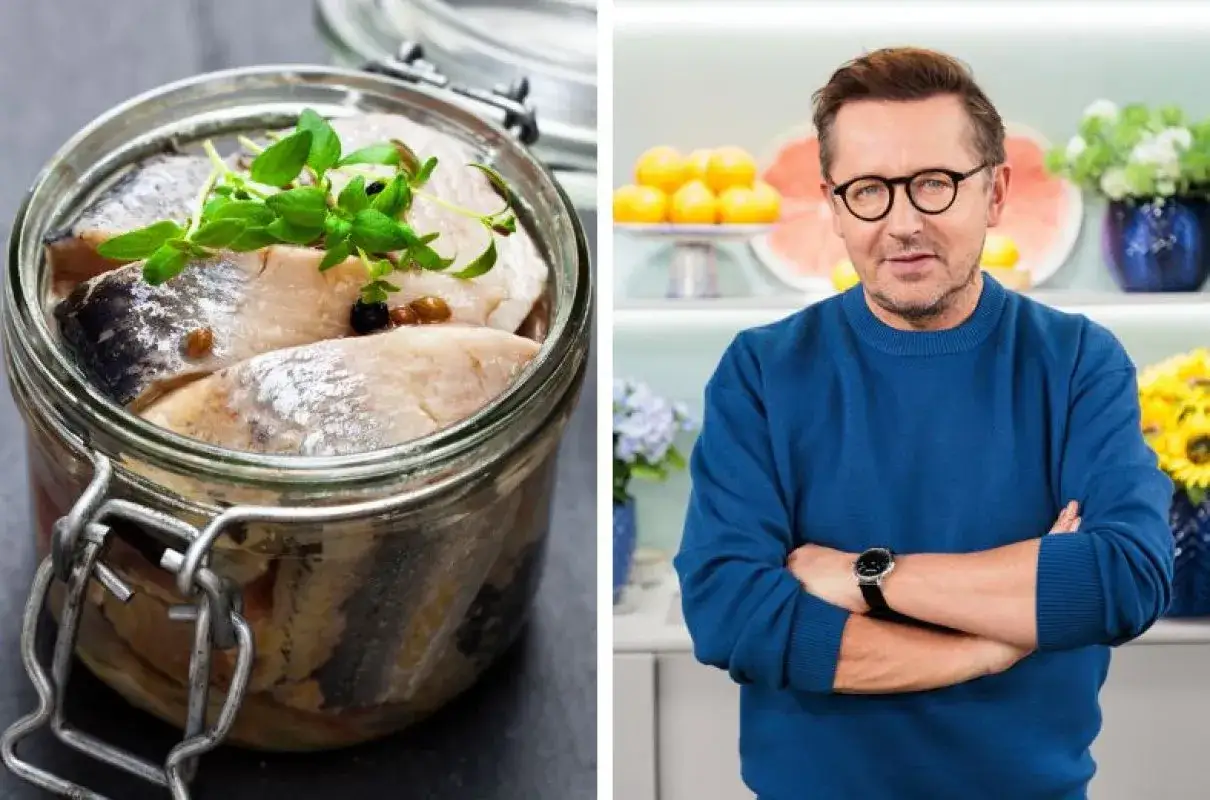 Słoik śledzi w zalewie z ziołami i mężczyzna w okularach. Czy śledź jest zdrowy? Tak, to bogactwo kwasów omega-3!
