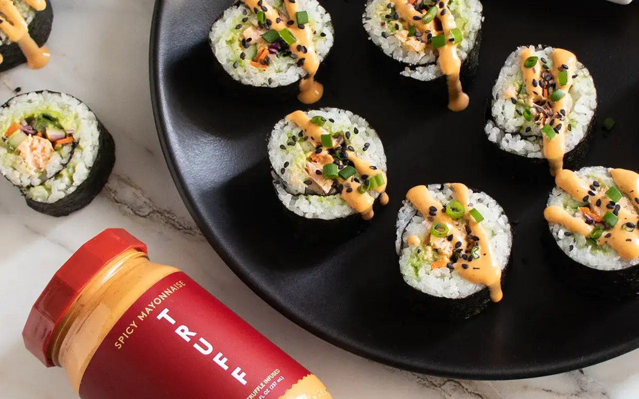 Roladki sushi z łososiem i awokado, polane pikantnym majonezem TRUFF. Ostry dodatek do sushi, który podkręci smak każdej potrawy.