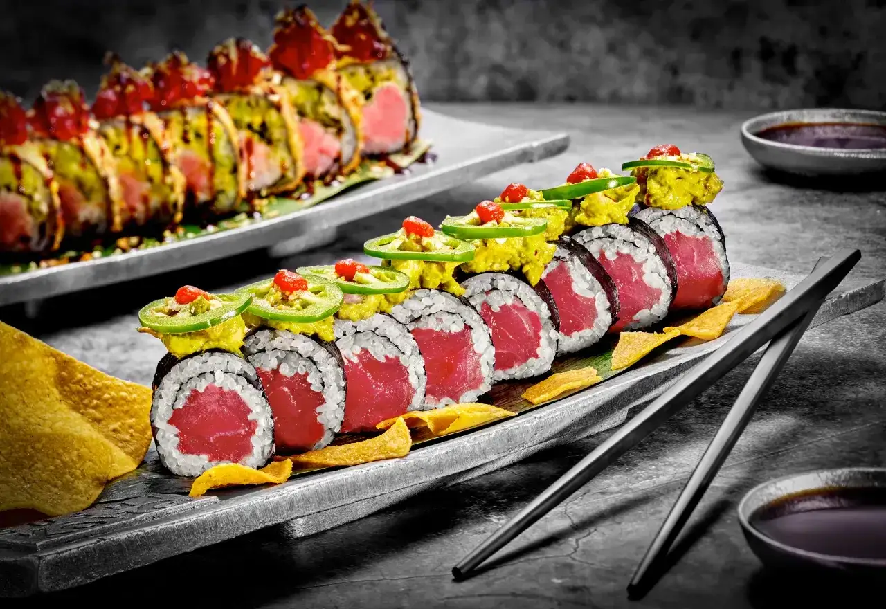 Wyśmienite sushi z Japonii, z kawałkami tuńczyka, awokado i papryczki jalapeno, podane z chipsami.