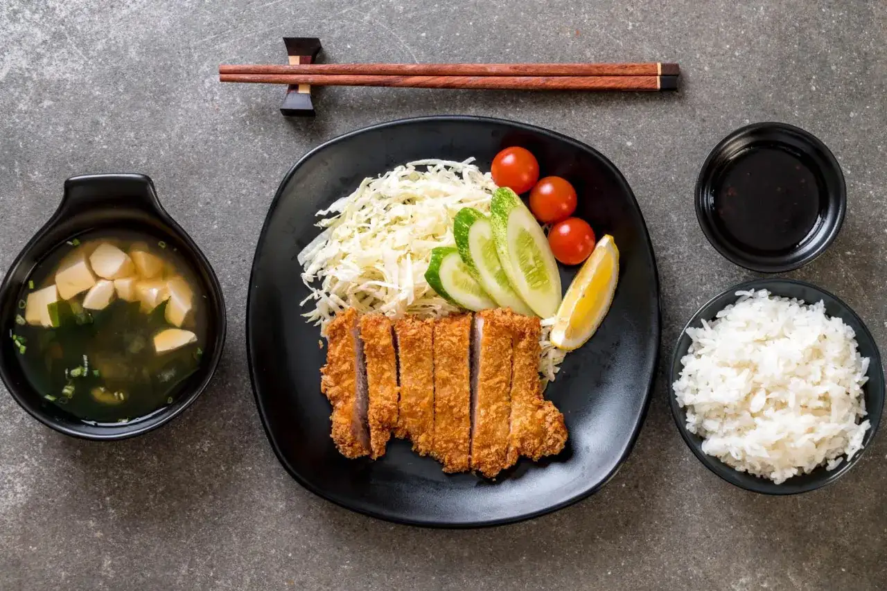 Schab po japońsku, czyli pyszny kotlet tonkatsu, podany z ryżem, zupą miso i surówką.