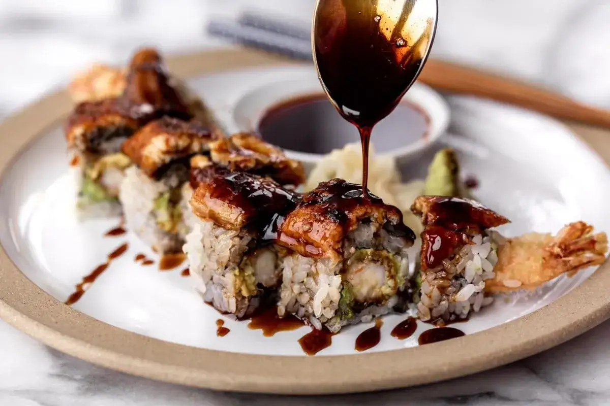 Pyszne sushi z węgorzem, polane sosem teriyaki. Ryż, awokado i krewetka w tempurze tworzą idealne połączenie.