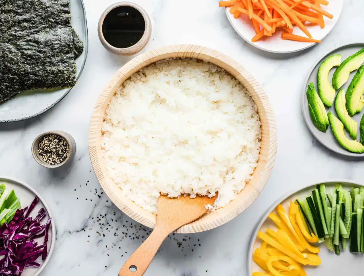 Składniki do sushi: ryż, nori, awokado, marchewka, ogórek, papryka, cebulka, sos sojowy i sezam. Idealny przepis na zaprawę do sushi.