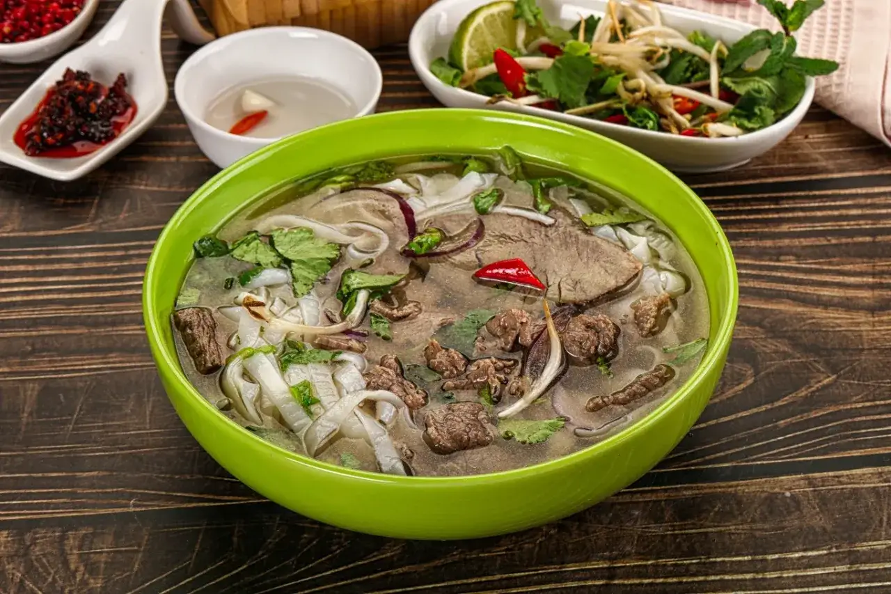 Aromatyczna zupa pho bo z wołowiną, makaronem ryżowym, świeżą kolendrą i chili. Idealna na chłodne dni.