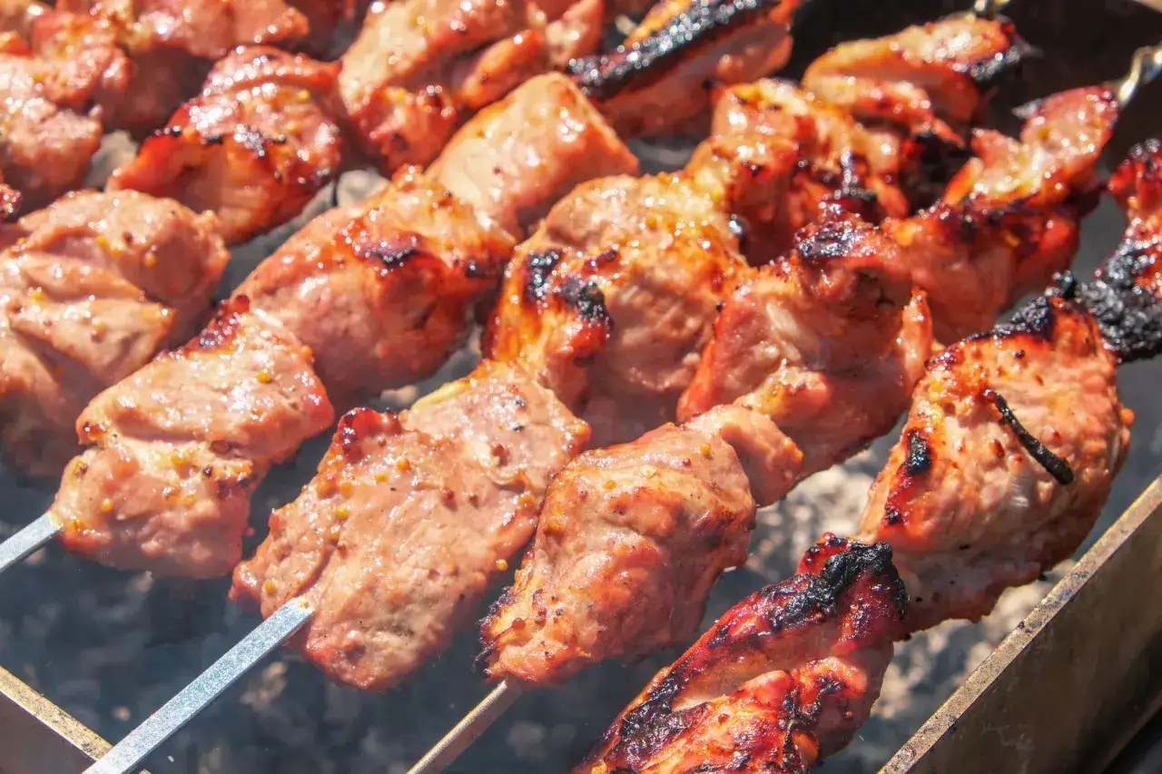 Soczyste kawałki baraniny na patykach, idealne do grillowania. Poznaj sekret, jak przyprawić baraninę na grilla, by była aromatyczna i delikatna.