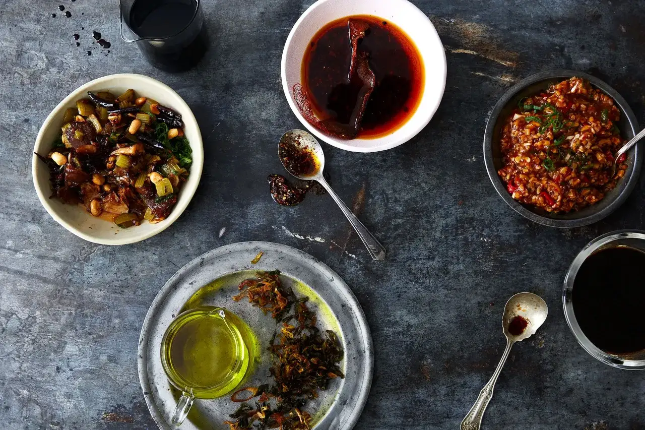 Aromatic sos chiński do ryżu w miseczkach, z dodatkami i olejem.