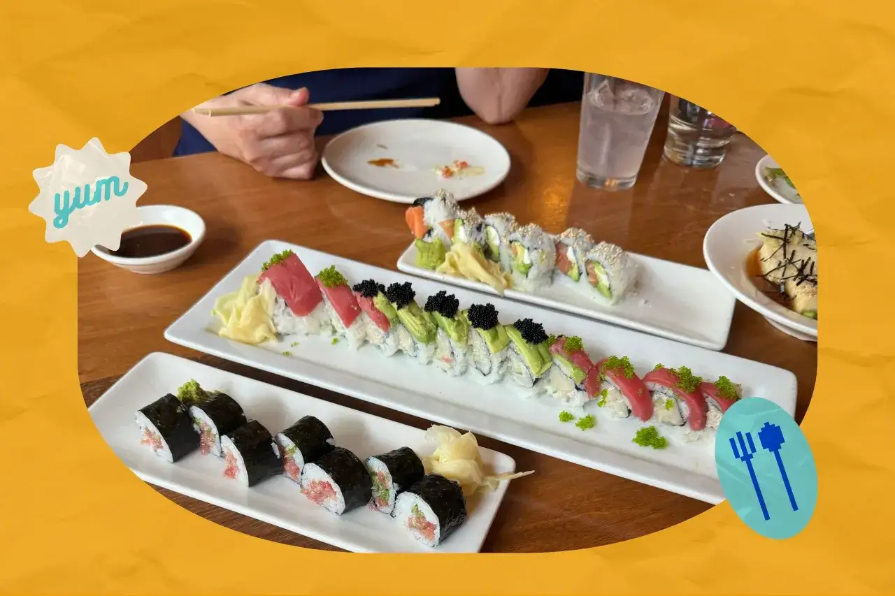 Pyszne sushi na talerzach, zastanawiasz się ile waży sushi? To porcja, która na pewno zaspokoi głód.