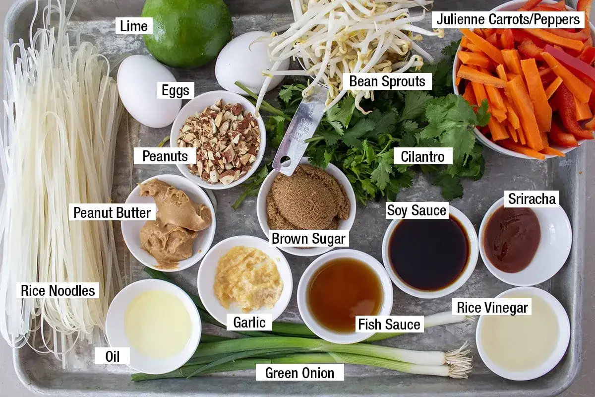 Składniki do pad thai: makaron ryżowy, jajka, orzeszki ziemne, masło orzechowe, olej, czosnek, zielona cebulka, kiełki fasoli, kolendra, marchewka, papryka, brązowy cukier, sos sojowy, sos rybny, ocet ryżowy, sriracha. Idealny sos do pad thai!