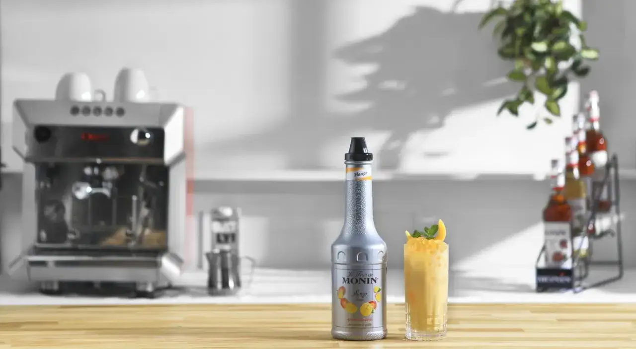 Idealny mango lassi przepis z syropem Monin Mango. Orzeźwiający napój gotowy w kilka chwil.