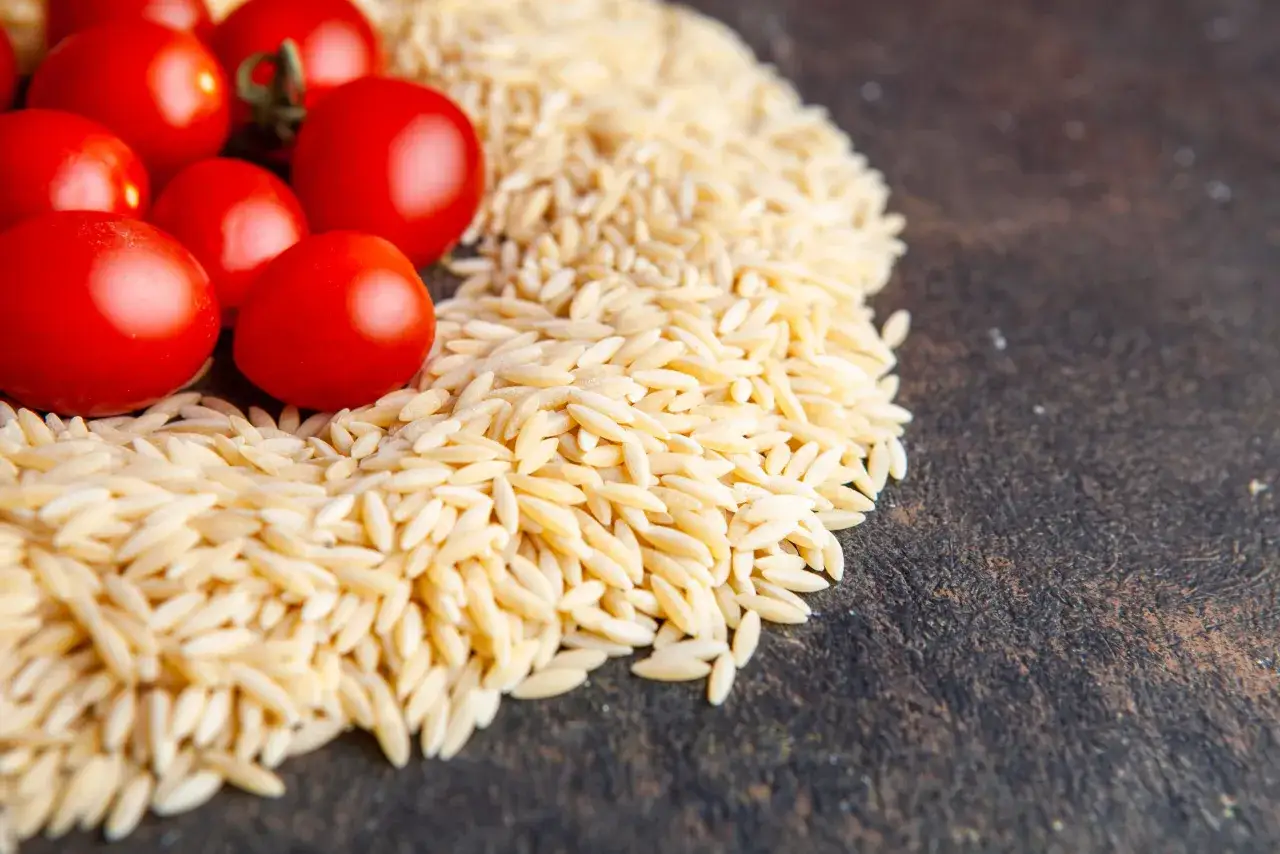 Czerwone pomidorki koktajlowe i makaron orzo. Ile gotować? Krótka odpowiedź: ok. 8-10 minut.