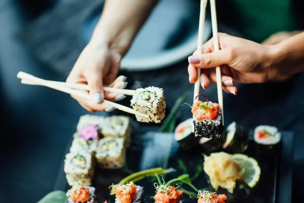 Zdjęcie Jak jeść pałeczkami sushi: unikaj najczęstszych błędów i zaskocz gości