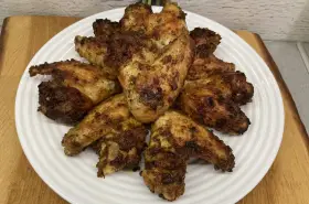 Chrupiące skrzydełka z airfryer ułożone na białym talerzu, apetycznie przypieczone i gotowe do podania.